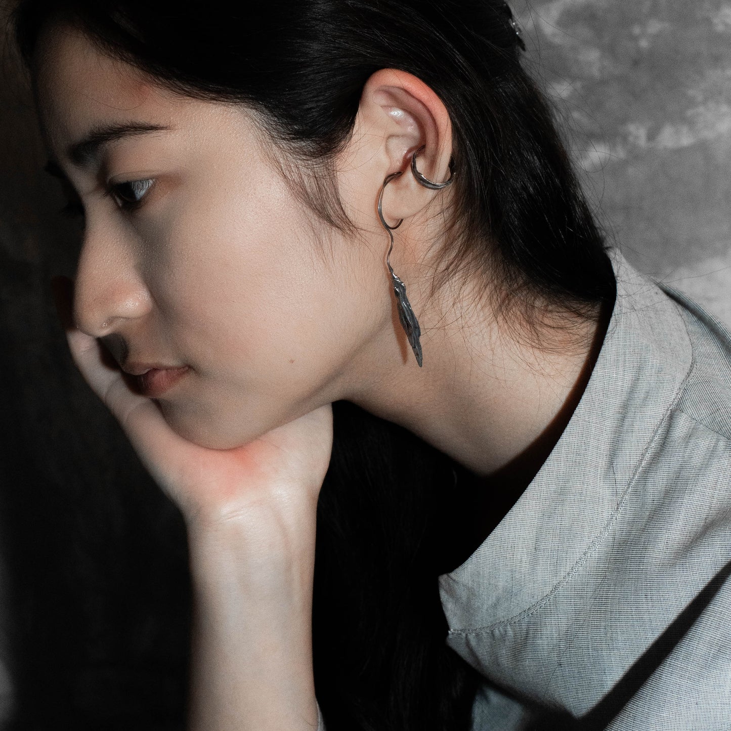 Deposition ๐๐ฆ๐ฅ๐ช๐ฎ๐ฆ๐ฏ๐ต๐ข๐ณ๐บ๏ฝ"Qiao" drop earrings - dyed black