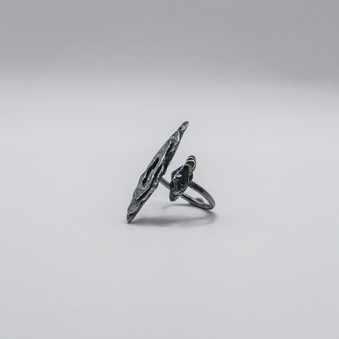 Deposition 𝘚𝘦𝘥𝘪𝘮𝘦𝘯𝘵𝘢𝘳𝘺｜《妦》mountain-shaped open ring - dyed black