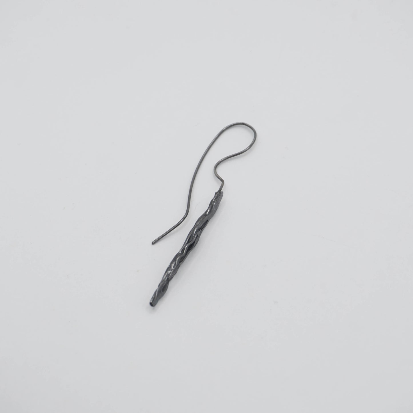 Deposition 𝘚𝘦𝘥𝘪𝘮𝘦𝘯𝘵𝘢𝘳𝘺｜"Qiao" drop earrings - dyed black
