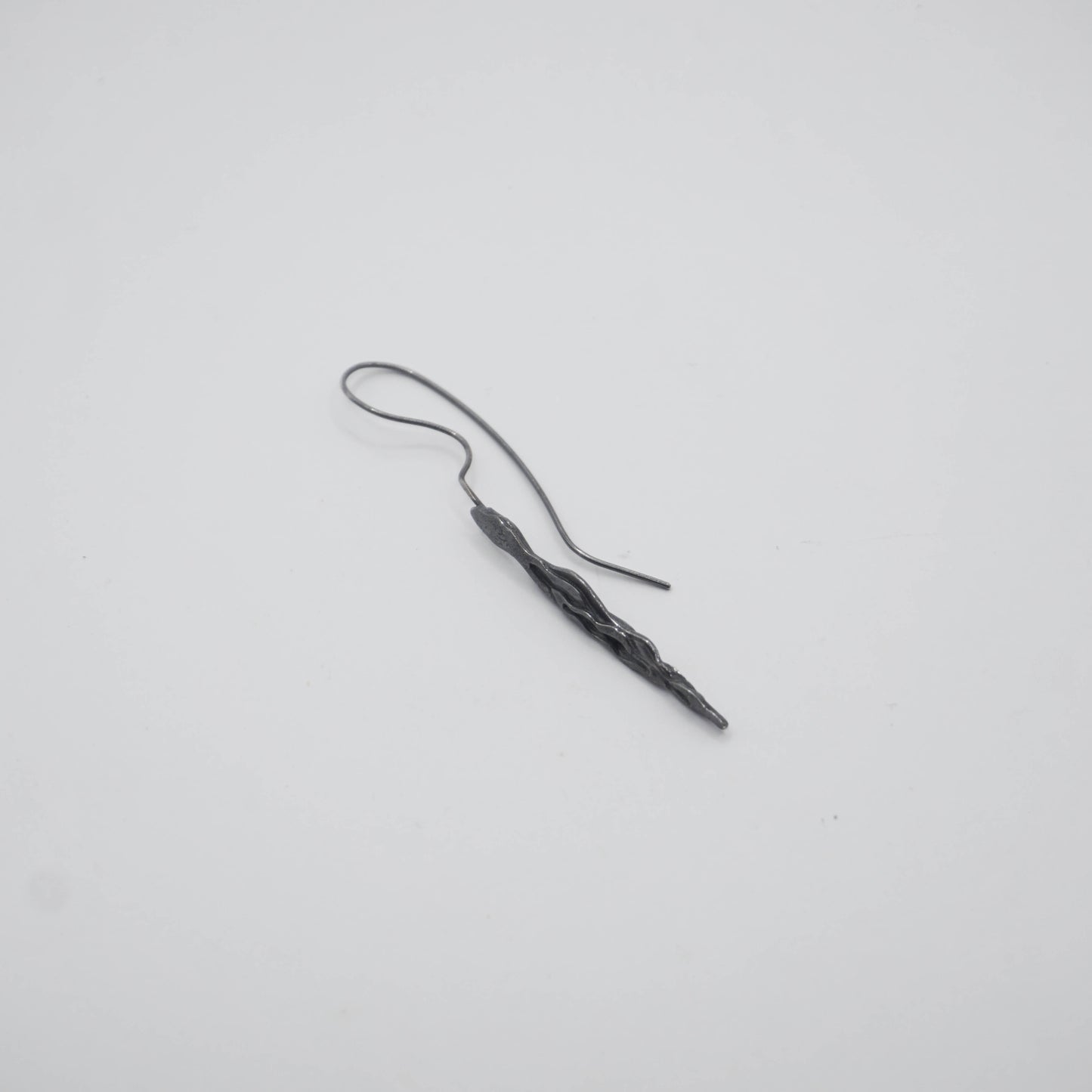 Deposition 𝘚𝘦𝘥𝘪𝘮𝘦𝘯𝘵𝘢𝘳𝘺｜"Qiao" drop earrings - dyed black