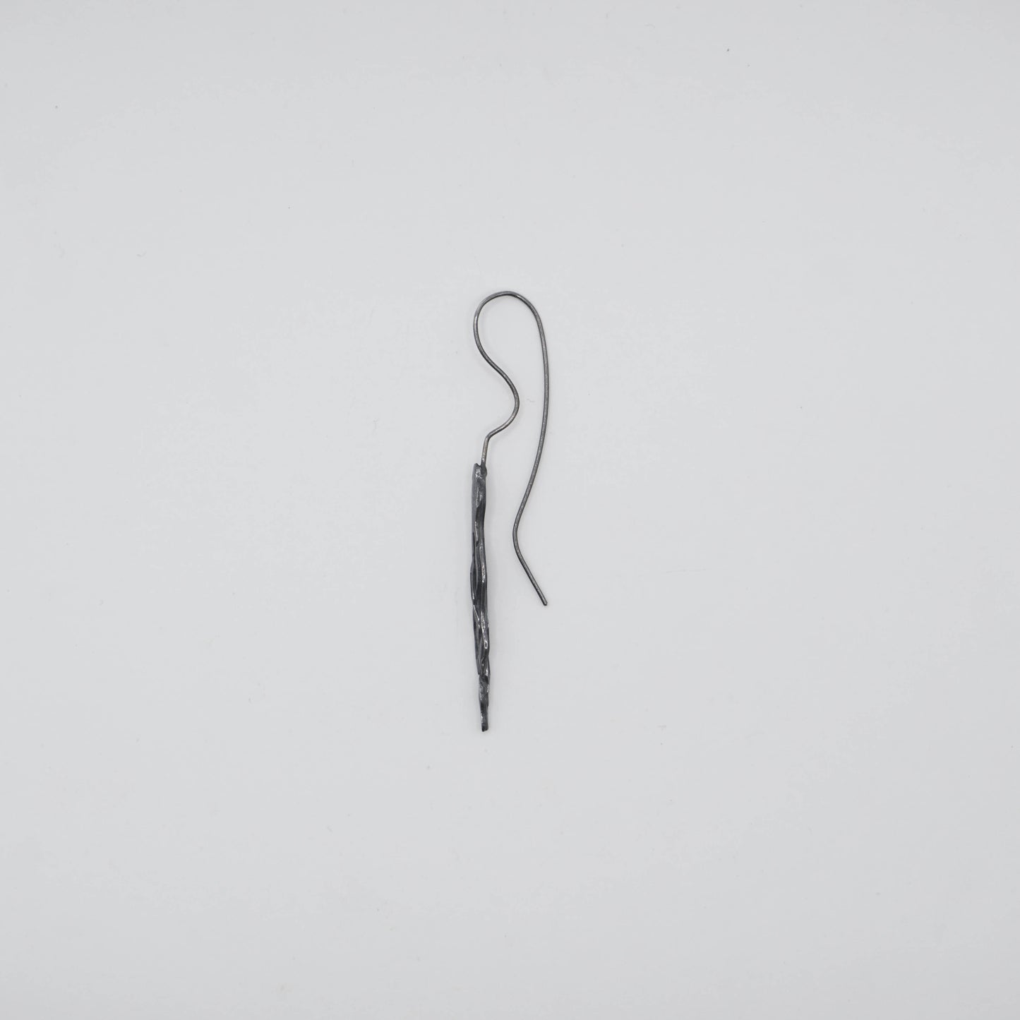 Deposition 𝘚𝘦𝘥𝘪𝘮𝘦𝘯𝘵𝘢𝘳𝘺｜"Qiao" drop earrings - dyed black