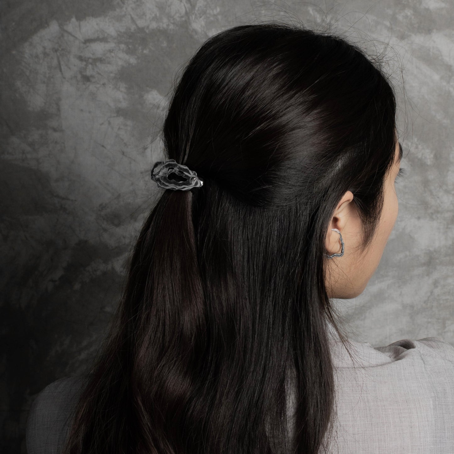 Deposition 𝘚𝘦𝘥𝘪𝘮𝘦𝘯𝘵𝘢𝘳𝘺｜"Pan" Ponytail Button - dyed black