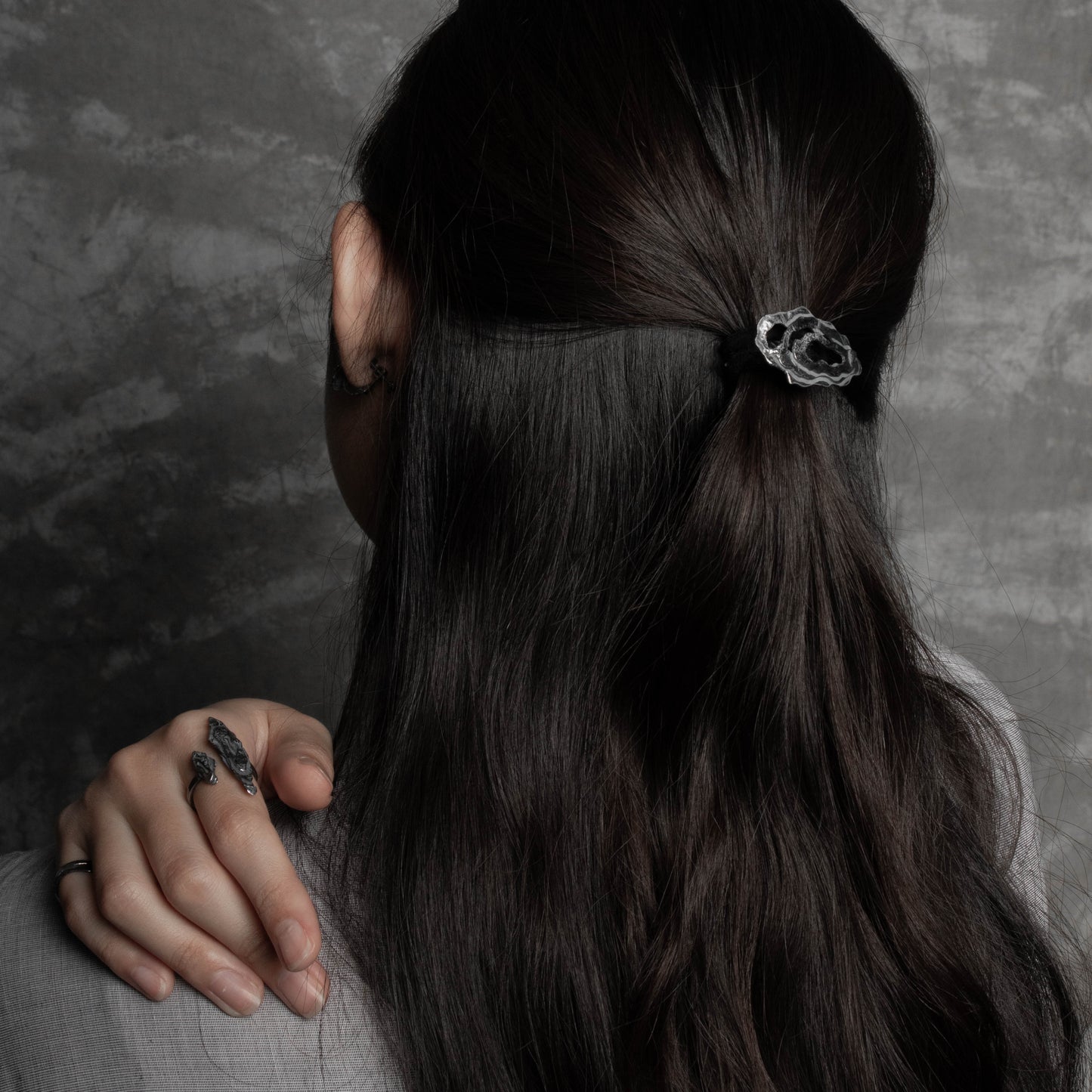 Deposition 𝘚𝘦𝘥𝘪𝘮𝘦𝘯𝘵𝘢𝘳𝘺｜"Pan" Ponytail Button - dyed black