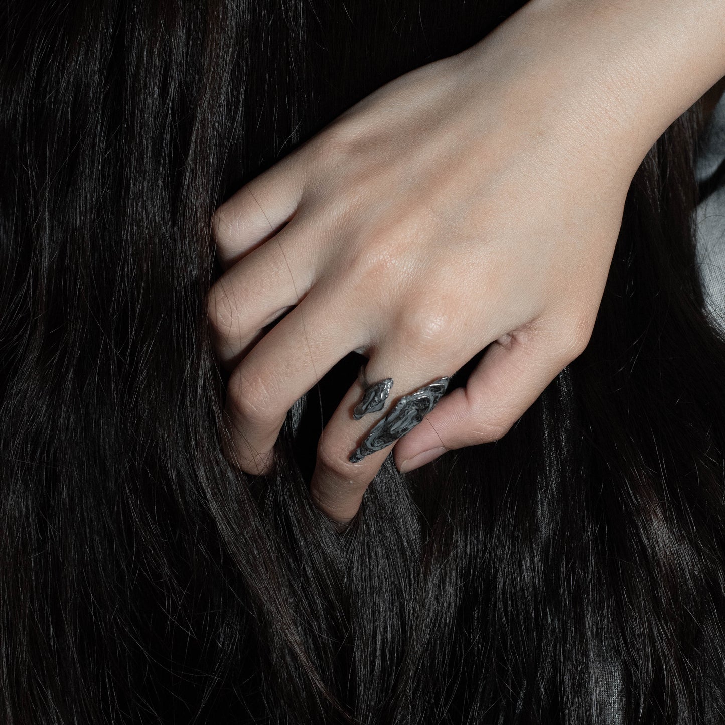 Deposition 𝘚𝘦𝘥𝘪𝘮𝘦𝘯𝘵𝘢𝘳𝘺｜《妦》mountain-shaped open ring - dyed black